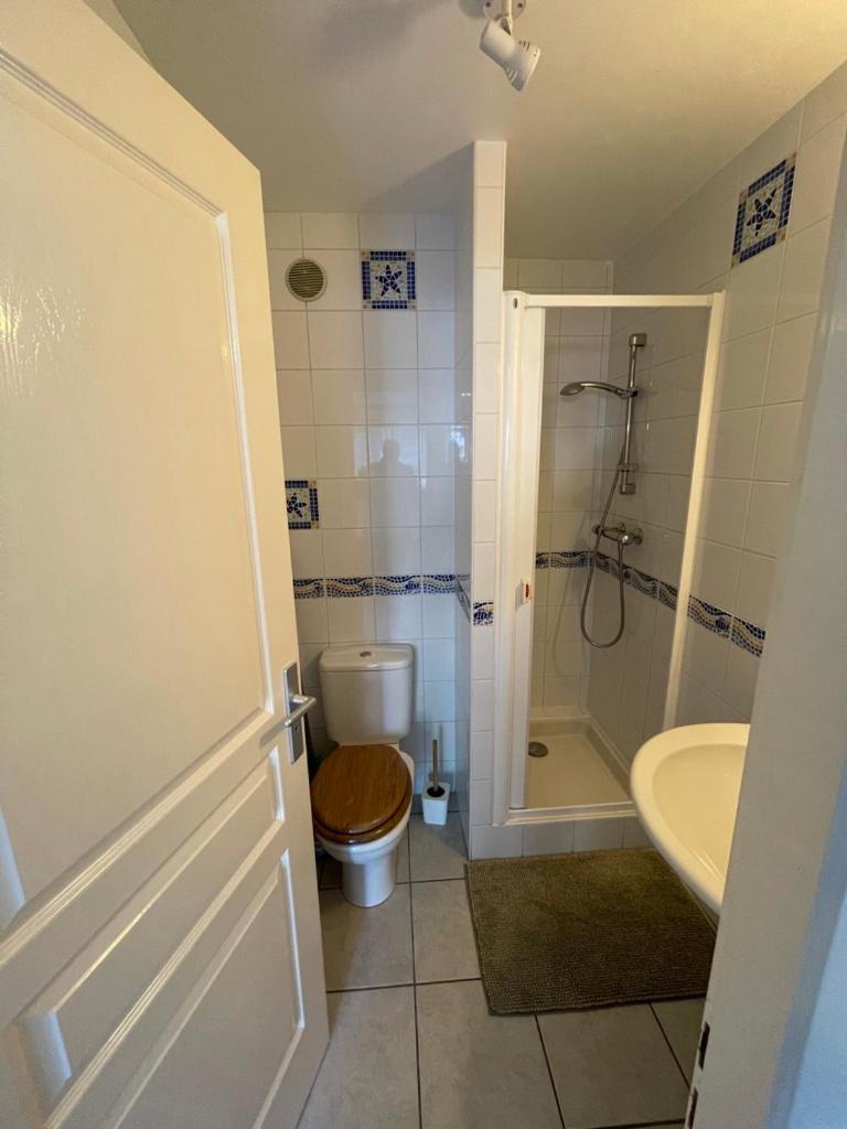 Appartement Ou Studio En Hyper Centre, Pour La Plage Et La Rue Pietonne Il Suffit De Traverser La Rue , Voir La Photo Principale Andernos-les-Bains Exterior foto